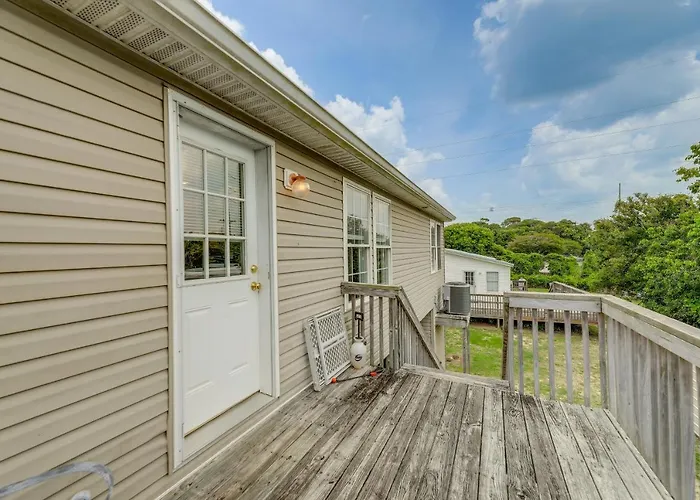 Coastal Emerald Isle Retreat W/ Deck & Grill!